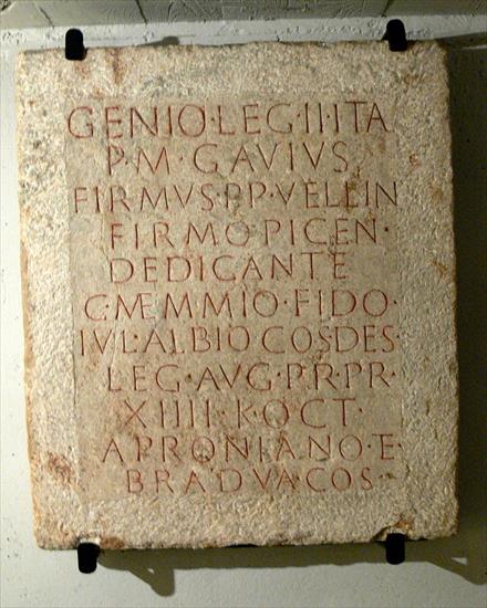 Rzym starożytny -... - 800px-Lorch_St.Laurenz_-_Unterkirche_Geniusstein. Inskrypcja CIL III 15208.jpg