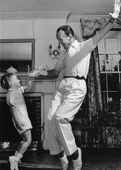Aktorzy i ich dzieci - Fred Astaire dancing with his son Fred Astaire Jr.jpg