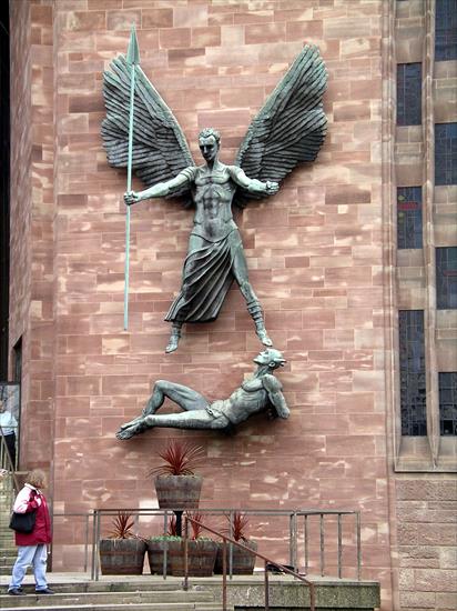 Archanioł Michał - Statue_of_St_Michael_and_the_devil_-_Coventry_Cathedral_14d06.jpg