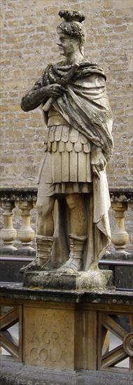 Rzym starożytny - ... - 320px-Statue_of_Agricola_at_Bath. Fotografia pomnika Juliusza Agrikoli w Bath W. Brytania.jpg