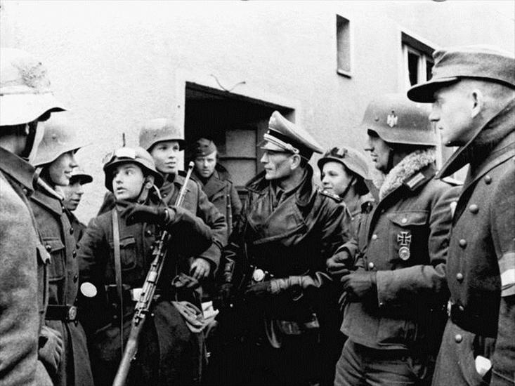 Wermacht 1939-1945 - 3rdReich_Troops_Troops_of_a_Hitler_Youth_company_Pomerania_Germany_Feb_1945.jpg