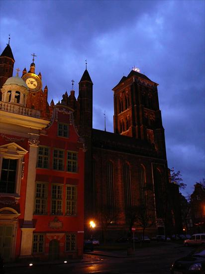 Gdansk teraz - Kaplica królewska na tle kościoła mariackiego.jpg