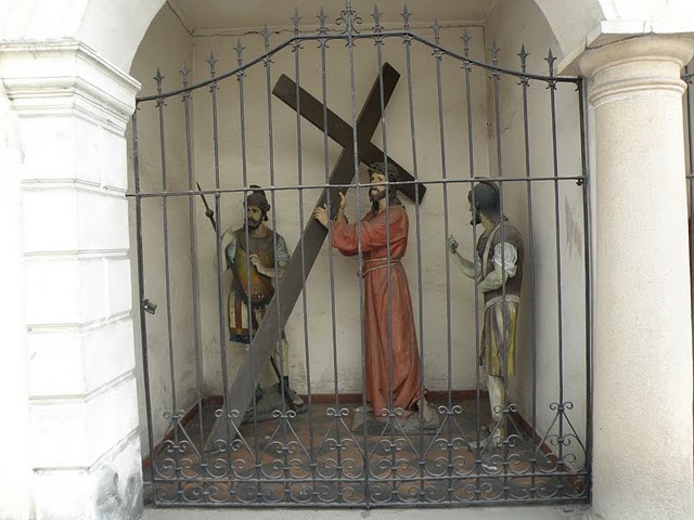 Wambierzyce - 22 - Kapliczka - Jezus bierze krzyż.jpg