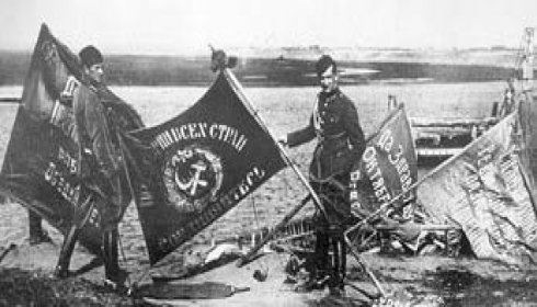 Na wschodzie zagr... - Po bitwie  polscy żołnierze ze sztandarami zdobytymi na bolszewikach.jpeg