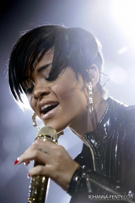 Rihanna - normal_01.jpg
