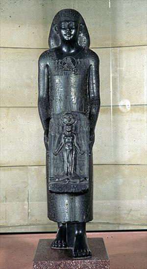 obrazki egipt - Posąg Tyszkiewicza_XXX dyn._ok.350 p.n.e._Luwr woda uswiecona po niej splywała.jpg