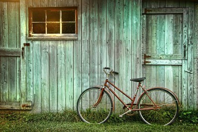 rowery - 8042525-stare-rower-w-przechyla-si--przeciwko-grungy-barn.jpg