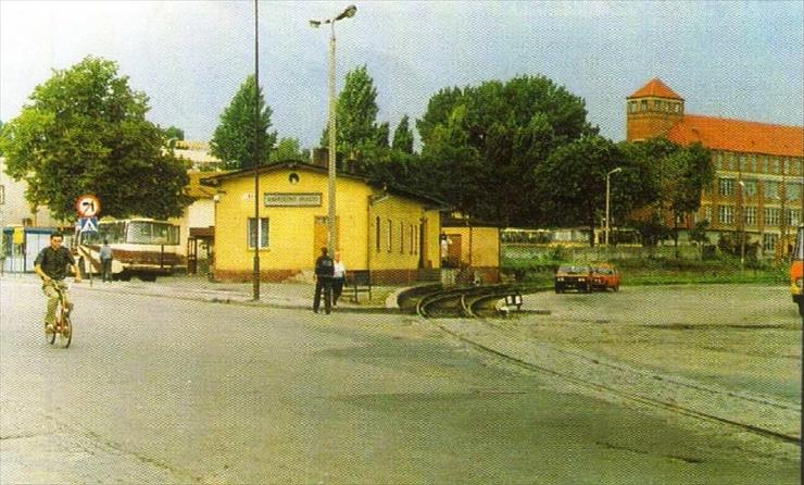 Moje  miasto Wąbrzezno  -dawniej i dziś3 - 1993 ROK -W  ODDALI  CZERWONY  GMACH  TO MOJA  FIRMA.jpg