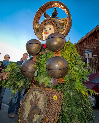 Szwajcaria - new-year-festivities-ceremony-santa-claus-costume-urnasch-appenzell-switzerland-january-snow.jpg