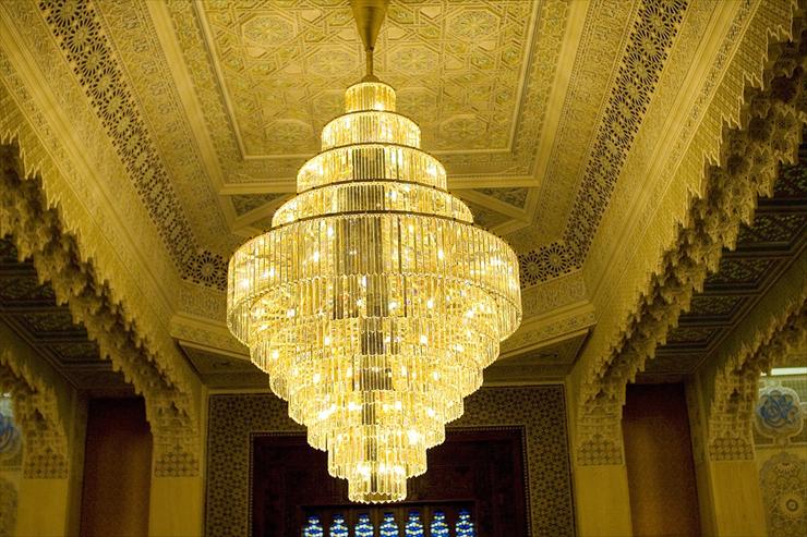Architektura - Masjid Al Kabir in Kuwait chandelier.jpg