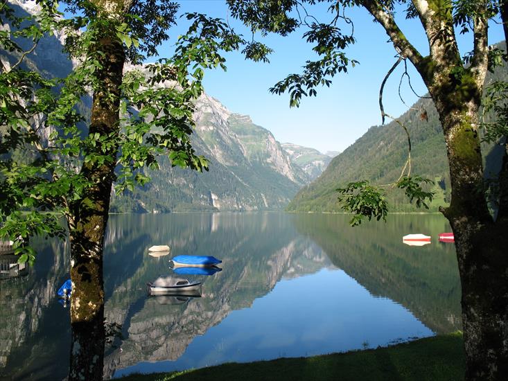 Szwajcaria - tapeciarnia.pl150938_jezioro_lodki_gory_glarus_szwajcaria.jpg