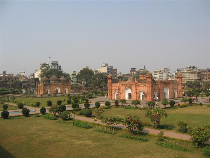 Cuda architektury - Shahi Mosque and Pari Bibis Tomb in Dakha - Bangladesh.jpg