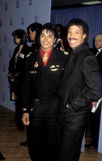 1986.02.25 - Michael attend the 28th Annual Grammy Awards - michael-attend-the-28th-annual-grammy-awards37-m-10.jpg