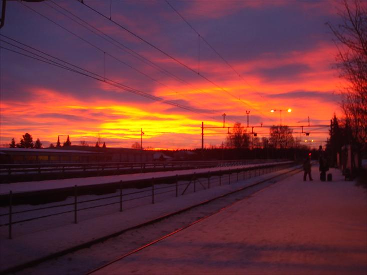 Norwegia - sunset-in-norway-train-station.jpg