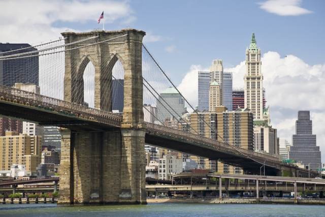 mosty - Brooklyn Bridge, jeden z najstarszych mostów wiszących n...wiecie. Łączy nowojorskie dzielnice Brooklyn i Manhatta.jpg